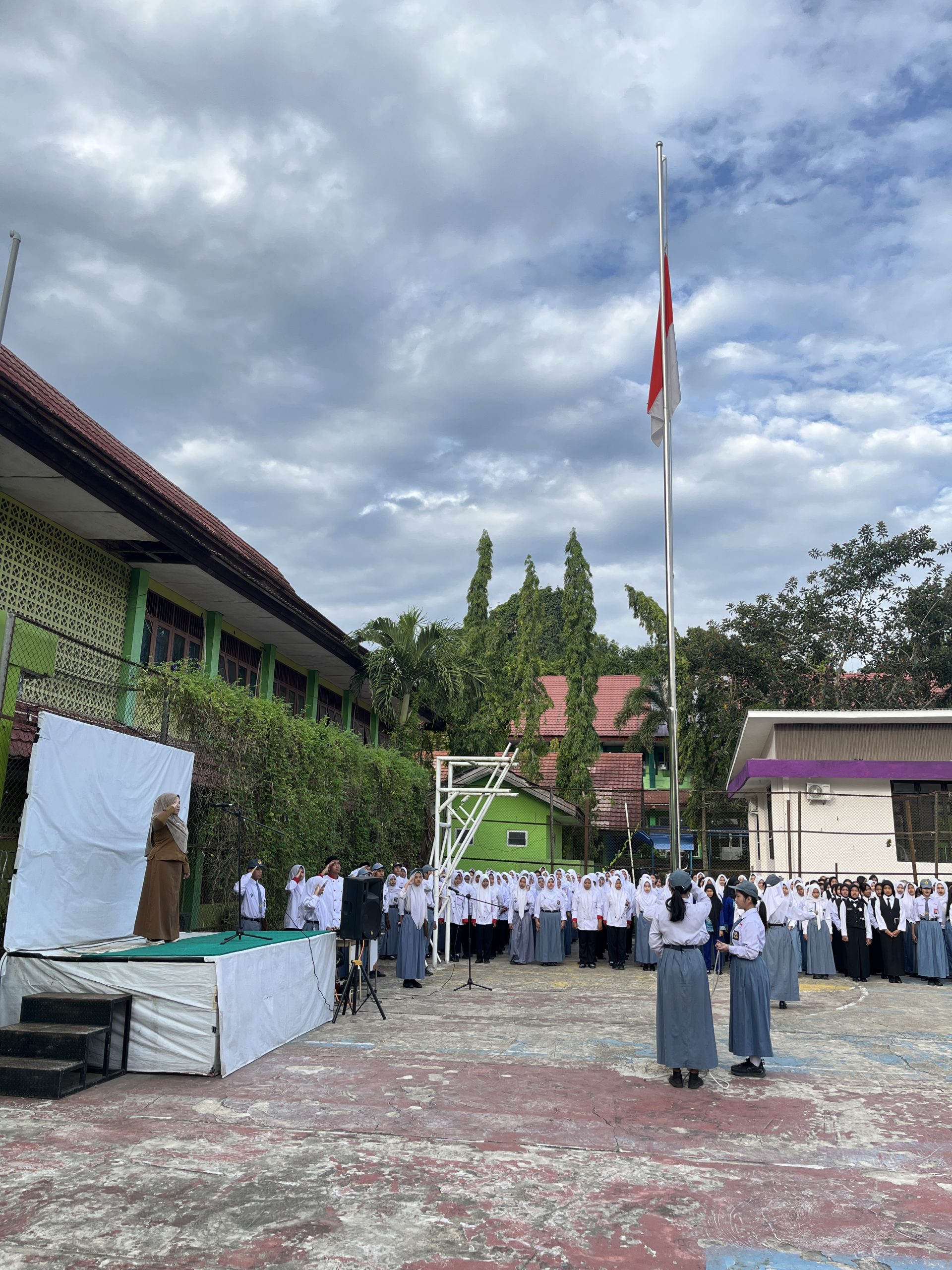 Upacara Perdana Bersama Kepala Sekolah Baru: Ibu Elis Susiana Beri Energi Baru bagi SMKN 3 Samarinda